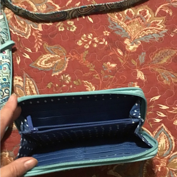 Vera Bradley Triple Zip hipster and wallet set. Nice pre-owned condition! - Picture 4 of 5